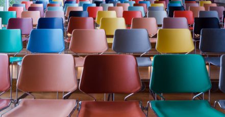 Rows of colorful chairs in Auditorium | copyright by siraanamwong – Fotolia.com