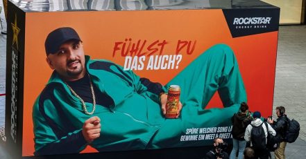 Fühlbares Plakat mit SSIO, von Rockstar Energy im Rahmen der Musik-im-Blut-Kampagne FÜHLSKOMPLETT (Quelle / Copyright: Rockstar Energy / Faktor 3)