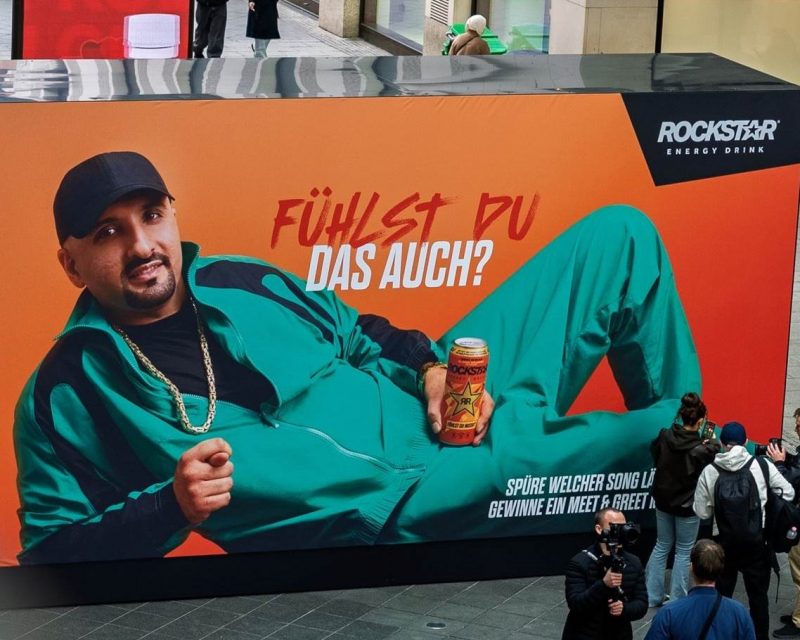 Fühlbares Plakat mit SSIO, von Rockstar Energy im Rahmen der Musik-im-Blut-Kampagne FÜHLSKOMPLETT (Quelle / Copyright: Rockstar Energy / Faktor 3)