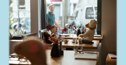 Bild: Die Spenden-Aktion "Ein Platz am Tisch", initiiert von MISEREOR, wird unterstützt von der Gastro-Initiative #PayNowEatLater. Agentur: Kolle Rebbe. (Foto: Natalie Lehmler)