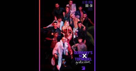 Titelbild / Foto (Mitte): Germany's Next Topmodel - by Heidi Klum, eines der Kampagnenmotive der 20. Staffel, Start 13. Februar 2025 auf ProSieben. Im Bild: oben v.l.n.r.:; Nawin; Moritz R.; Keanu; Ray; mitte v.l.n.r.:; Faruk; Lian; Heidi Klum; Tim; Jannik; Eliob; vorne v.l.n.r.:; Ethan; Matthias H.; Samuel. (Bildrechte: ProSieben, Fotograf: Rankin)