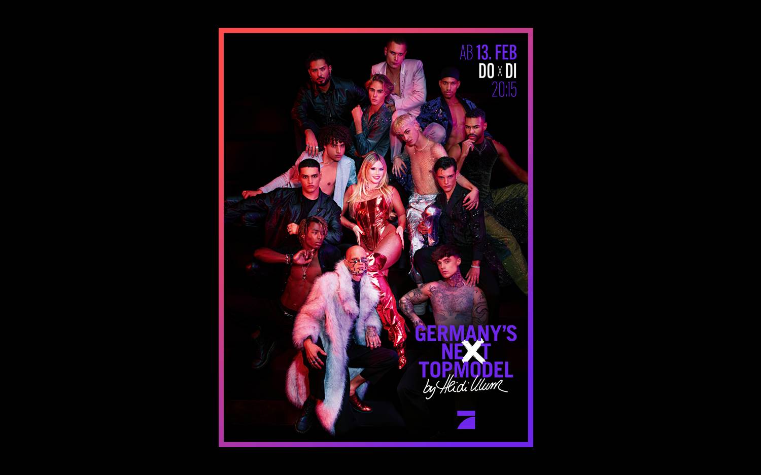 Titelbild / Foto (Mitte): Germany's Next Topmodel - by Heidi Klum, eines der Kampagnenmotive der 20. Staffel, Start 13. Februar 2025 auf ProSieben. Im Bild: oben v.l.n.r.:; Nawin; Moritz R.; Keanu; Ray; mitte v.l.n.r.:; Faruk; Lian; Heidi Klum; Tim; Jannik; Eliob; vorne v.l.n.r.:; Ethan; Matthias H.; Samuel. (Bildrechte: ProSieben, Fotograf: Rankin)