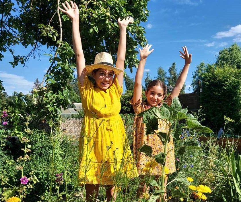 Bild: Deutschland summt! Pflanzwettbewerb der Stiftung für Mensch und Umwelt | Gewinnerinnen 2022 (3. Platz | Copyrights: Hannover Sisters)