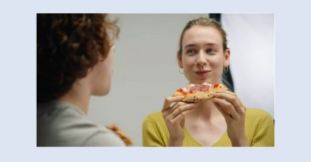 Screenshot v. 20.01.2026 aus dem Gustavo Gusto Kampagnenfilm – Wie war deine erste Amore (Quelle: Youtube, Link s. Artikel)