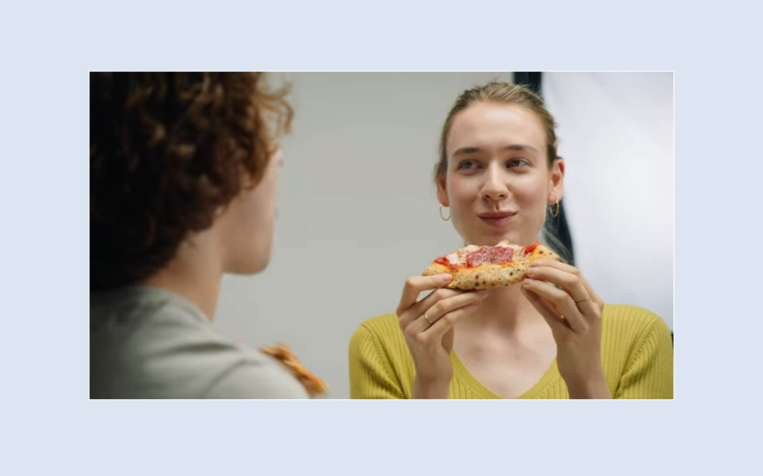  Screenshot v. 20.01.2026 aus dem Gustavo Gusto Kampagnenfilm – Wie war deine erste Amore (Quelle: Youtube, Link s. Artikel)