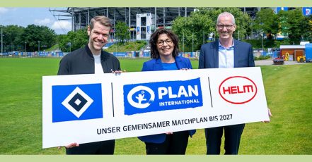 Das neue Hamburger Dreigespann freut sich auf die Partnerschaft der kommenden drei Jahre (v.l.): Dr. Eric Huwer (Vorstand, HSV Fußball AG), Petra Berner (Vorstandsvorsitzende, Plan International Deutschland) und Thomas Gartz (Executive Vice President, HELM AG). Bildquelle: HSV Fußball AG