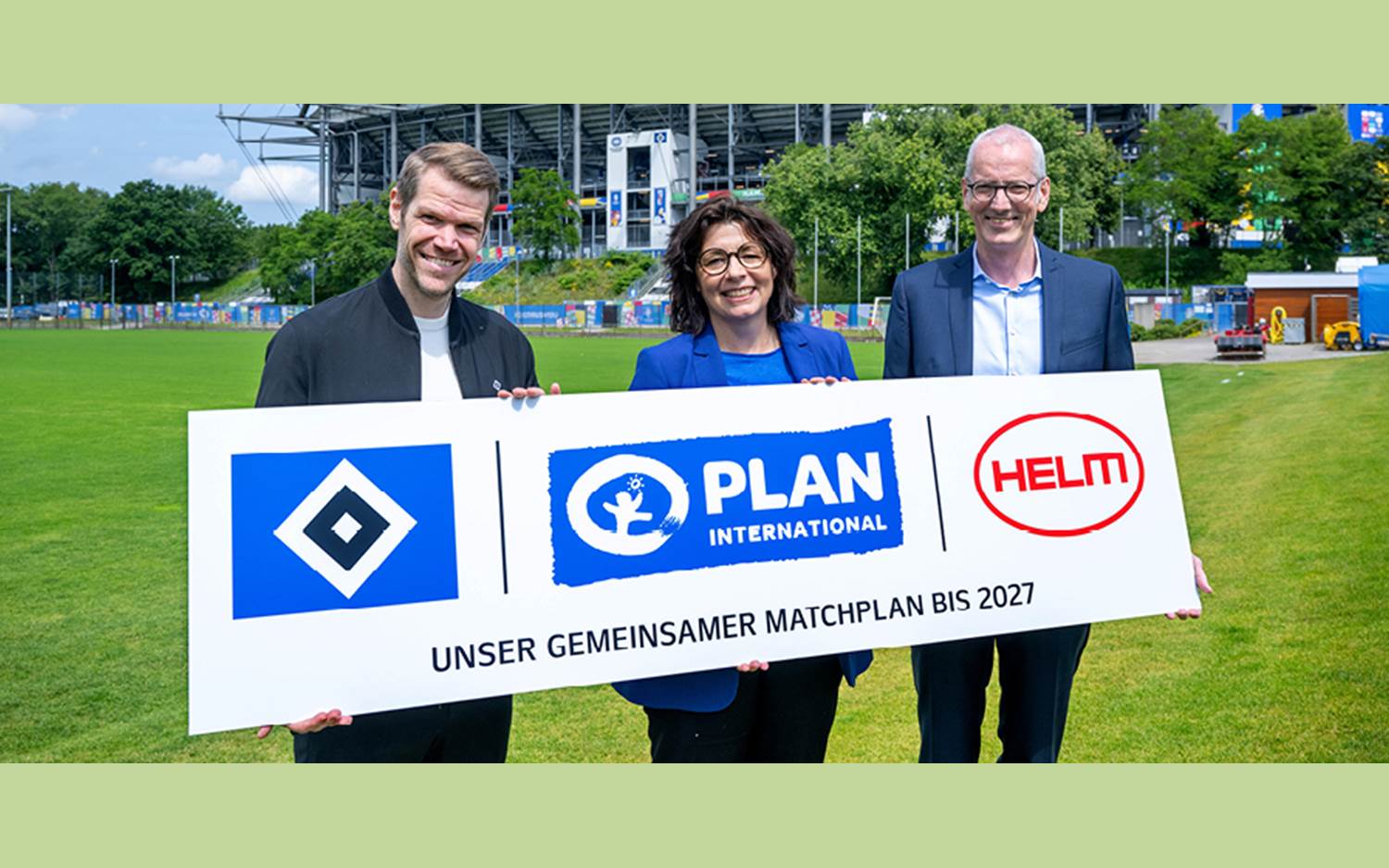 Das neue Hamburger Dreigespann freut sich auf die Partnerschaft der kommenden drei Jahre (v.l.): Dr. Eric Huwer (Vorstand, HSV Fußball AG), Petra Berner (Vorstandsvorsitzende, Plan International Deutschland) und Thomas Gartz (Executive Vice President, HELM AG). Bildquelle: HSV Fußball AG