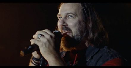 Bild: Happy Bärsday – 100 Jahre Haribo Goldbären – Screenshot aus dem HARIBO Jubiläums-TVC im Stil der beliebten Kid's Voices Werbespots. Erwachsene "Rocker" singen den Goldbären mit Kinderstimmen ein Geburtstags-Ständchen. (Quelle: www.haribo.com/geburtstag)