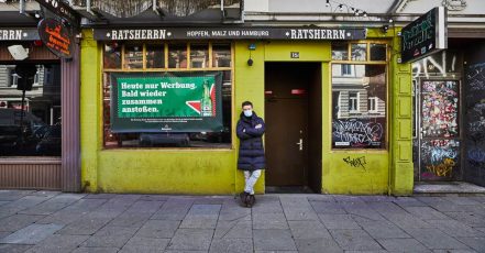 Bild: Inhaber Martin Konkel vor seiner geschlossenen Bar Parzelle mit einer Werbebotschaft der Marke Heineken. Mit der kreativen "Shutters" Plakatkampagne unterstützt Heineken im Lockdown seine Partner aus der Gastro- und Barszene. Die Buchung der Werbeflächen an Fassaden, Fenstern und Rollläden der Lokalitäten kommt direkt den Besitzern zugute. (Bildrechte: Heineken | Fotograf: Julia Schwendner)