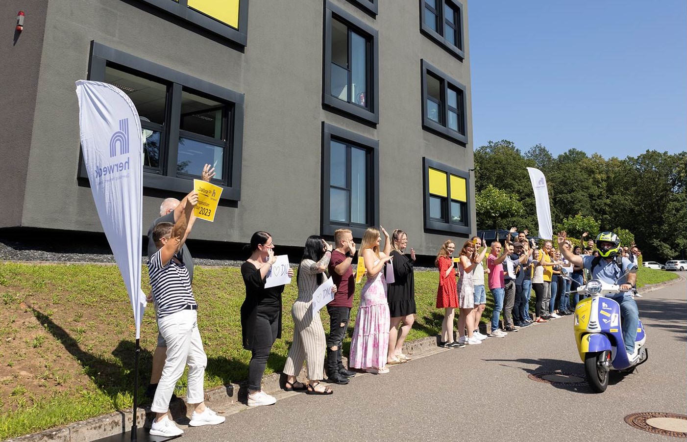 Foto: Herweck & Jabra Inspiration Tour – Abfahrt gestern, 21.08.2023, von der Firmenzentrale in Rohrbach. Christoph Schwarz mit seiner gebrandeten Vespa und dem geeigneten Eqipment für hybrides Arbeiten im Gepäck. (Copyrights: Herweck Aktiengesellschaft)