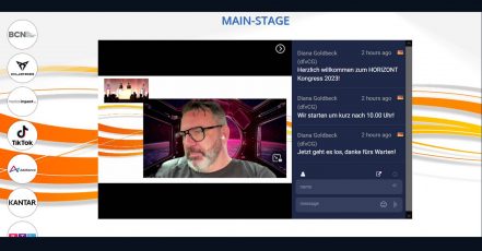 Horizont Kongress 2023 – CMO Talk, Tag 1 – im Vordergrund (großes Bild) Ulrich Klenke, Deutsche Telekom | Screenshot v. 29.06.2023 | Livestream / Pressezugang marketingScout.com Redaktion
