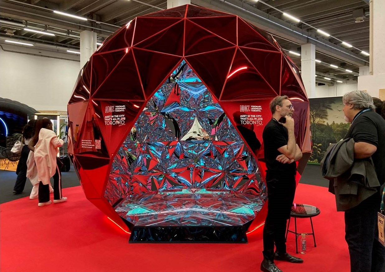Hingucker bei der IMEX Frankfurt 2025 – die begehbare Kugel von Visit Toronto bot ein immersives Erlebnis. (Foto / Copyrights: marketingScout.com Redaktion)