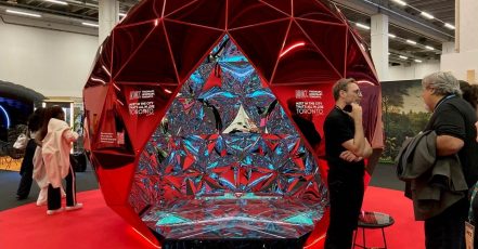 Hingucker bei der IMEX Frankfurt 2025 – die begehbare Kugel von Visit Toronto bot ein immersives Erlebnis. (Foto / Copyrights: marketingScout.com Redaktion)