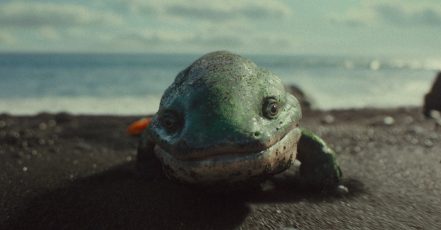 Motiv aus dem neuen Kampagnenfilm von Skoda für den Peaq mit der computeranimierten Urzeit-Echse Ichy in der Hauptrolle (Copyright: Škoda)