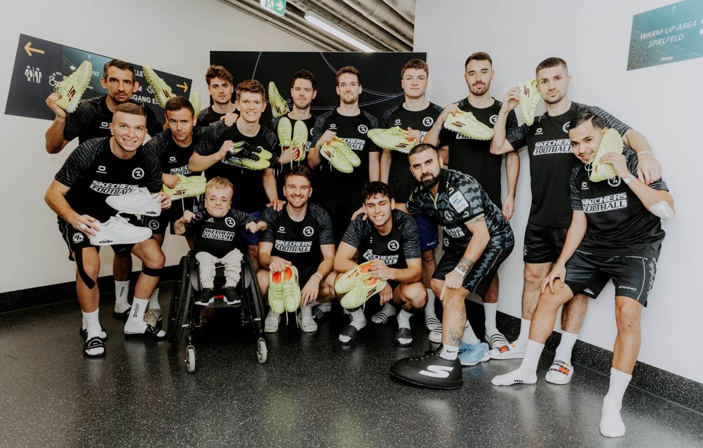 Die Spieler des FC OneFootball, Gewinner-Team der Icon League 2024, zeigen ihre Skechers Fußballschuhe (Photo Credit: Julian Meusel)