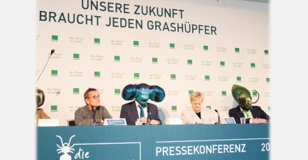 Mit Insektenmaske zur Pressekonferenz – Die neue Bioland Insekten-Lobby (Foto Credit: Bioland / Jules Esick)