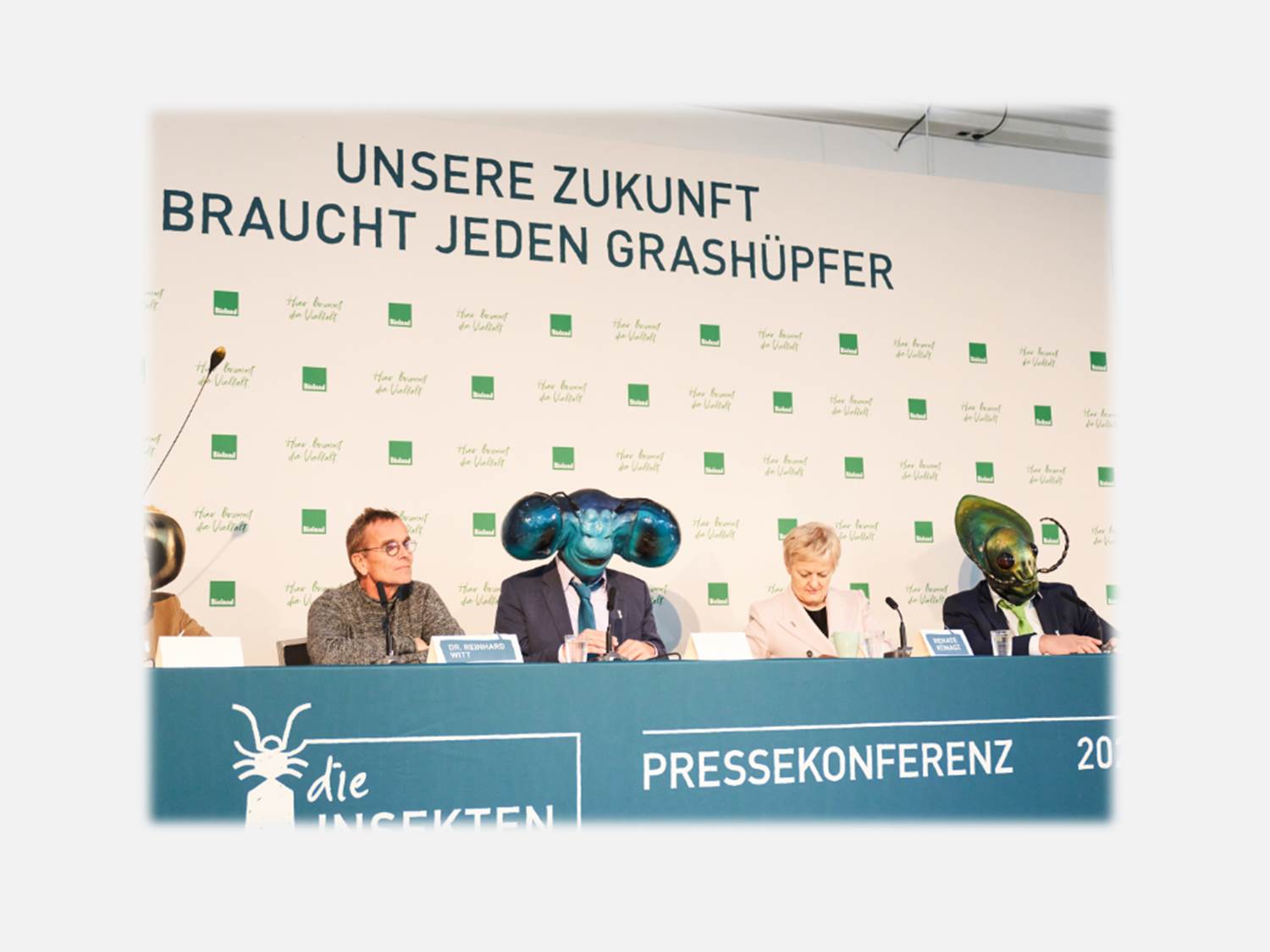 Mit Insektenmaske zur Pressekonferenz – Die neue Bioland Insekten-Lobby (Foto Credit: Bioland / Jules Esick)