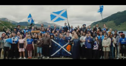 Irn-Bru – The Tartan Army, Szene aus dem Kampagnenvideo (Quelle: YouTube, Screenshot v. 13. Juni 2026, Video-Link s.o.)
