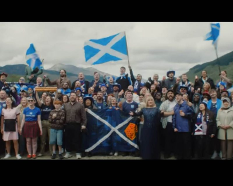 Irn-Bru – The Tartan Army, Szene aus dem Kampagnenvideo (Quelle: YouTube, Screenshot v. 13. Juni 2026, Video-Link s.o.)