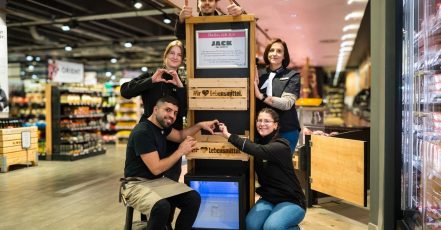 Das EDEKA Center Brehm in Berlin wurde mit der EDEKA-internen Auszeichnung für verantwortungsvolles Handeln 2024 für das kreative Regal-Projekt Jack-the-Retter geehrt (Bildrechte: EDEKA ZENTRALE Stiftung & Co. KG, Fotograf: Christian Schmid)