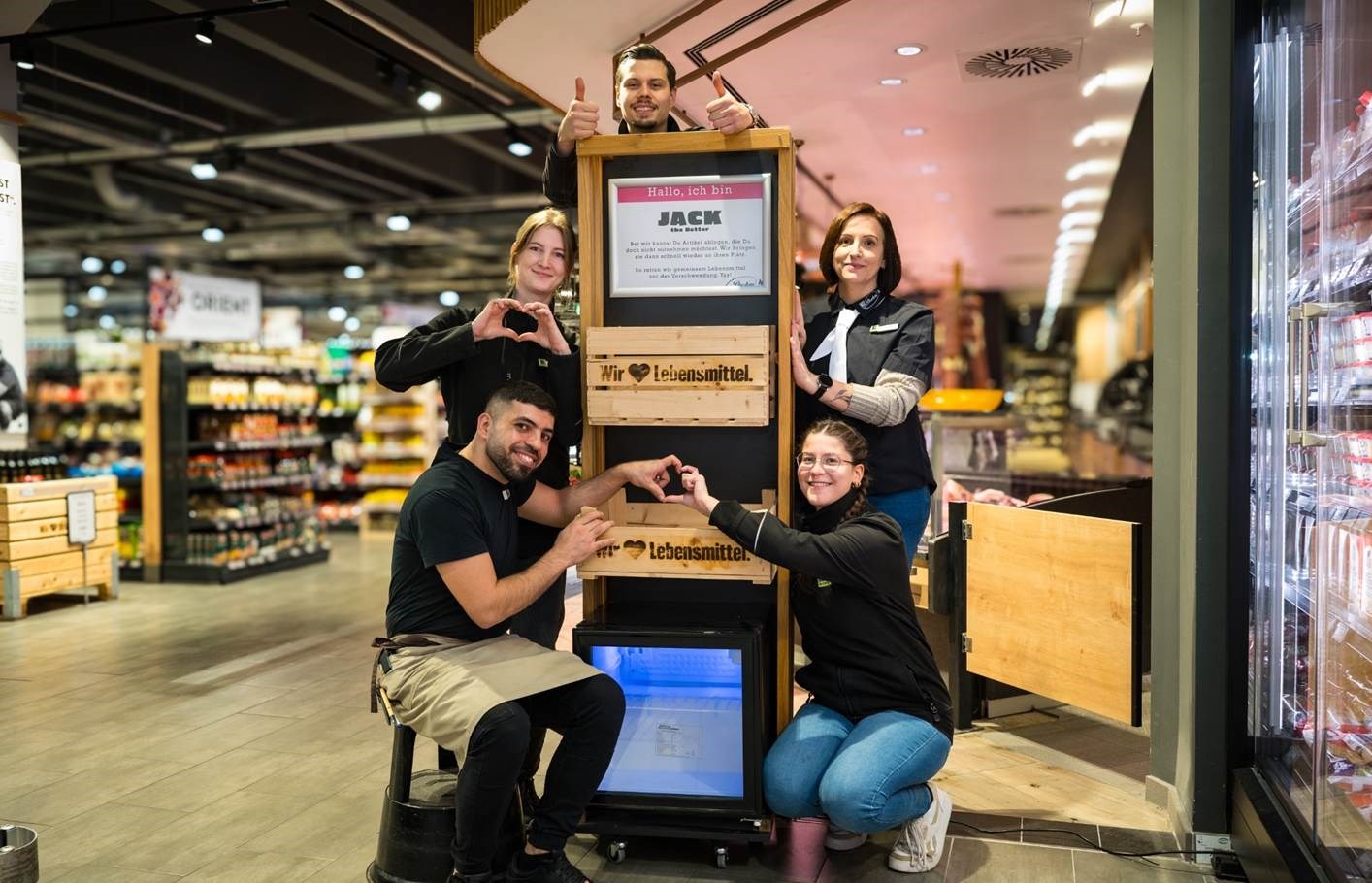 Das EDEKA Center Brehm in Berlin wurde mit der EDEKA-internen Auszeichnung für verantwortungsvolles Handeln 2024 für das kreative Regal-Projekt Jack-the-Retter geehrt (Bildrechte: EDEKA ZENTRALE Stiftung & Co. KG, Fotograf: Christian Schmid)