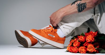 The Curt heißt das eigens kreierte Sneaker-Modell von Jägermeister x Flowers for Society (Bildrechte: Mast-Jägermeister SE)