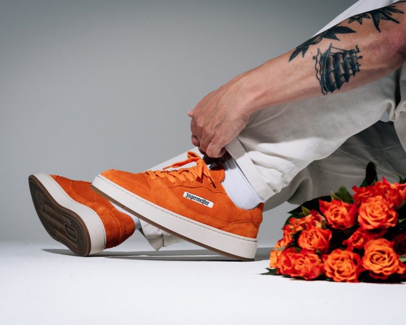 The Curt heißt das eigens kreierte Sneaker-Modell von Jägermeister x Flowers for Society (Bildrechte: Mast-Jägermeister SE)