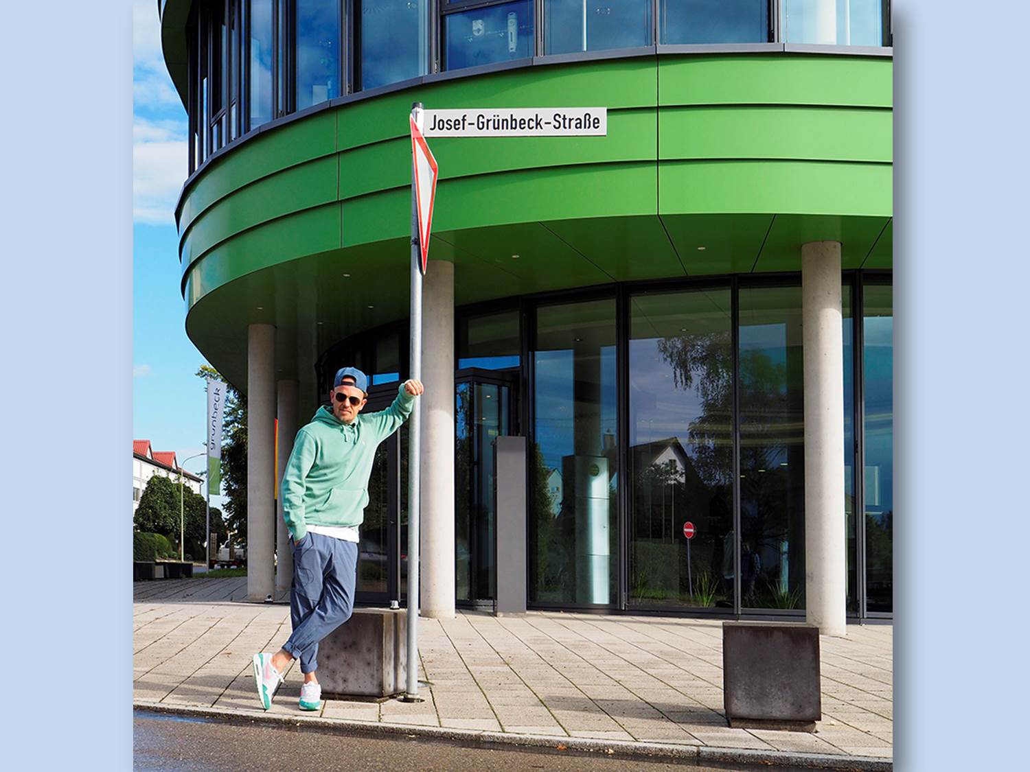Jan Delay vor dem Grünbeck Forum am Unternehmenssitz der Grünbeck Wasseraufbereitung GmbH in Höchstädt an der Donau