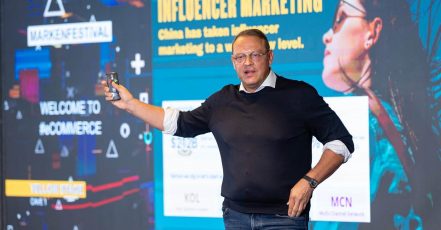 Jochen Senphiel bei seinem lockeren, gleichsam aufrüttelnden Vortrag über das rasante "China-Tempo" und die großen Herausforderungen, die sich daraus für die Unternehmen und Märkte in Europa ergeben. (Bildrechte: ESB Marketing Netzwerk)