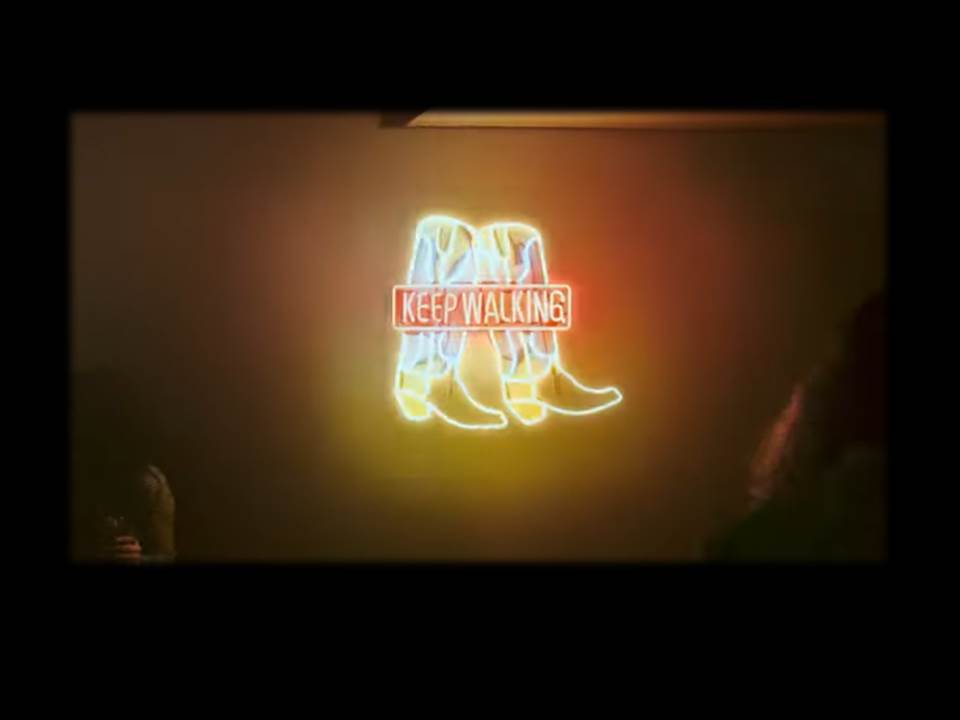 Screenshot aus dem Johnnie Walker Kampagnen-Video 2021 (https://www.youtube.com/watch?v=0TlpDQjqB1k)