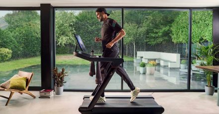 Neue Partnerschaft zwischen Peloton und Jürgen Klopp – Szene aus der neuen Peloton Kampagne: Der Erfolgstrainer trainiert auf dem Peloton Tread (Quelle / Bildrechte: Peloton)