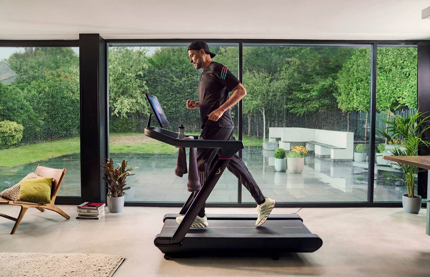 Neue Partnerschaft zwischen Peloton und Jürgen Klopp – Szene aus der neuen Peloton Kampagne: Der Erfolgstrainer trainiert auf dem Peloton Tread (Quelle / Bildrechte: Peloton)