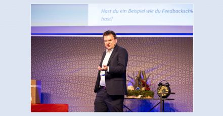 Julian Dziki bei einem Bühnenauftritt 2024 (Fotograf / Copyright: ErikaMayer.at)