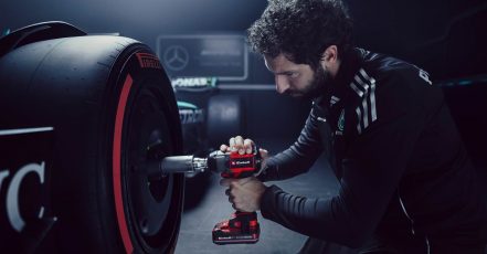 Szene aus dem ersten Spot von Jung von Matt Sports für Einhell, der sich auf die seit 2023 bestehende Partnerschaft des Werkzeugherstellers mit dem Mercedes-AMG PETRONAS F1 Team bezieht. (Bildquelle: Jung von Matt / Foto: Philipp Reinhard, philippreinhard.com)