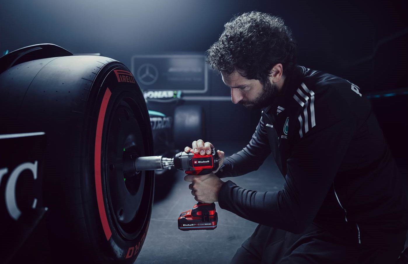 Szene aus dem ersten Spot von Jung von Matt Sports für Einhell, der sich auf die seit 2023 bestehende Partnerschaft des Werkzeugherstellers mit dem Mercedes-AMG PETRONAS F1 Team bezieht. (Bildquelle: Jung von Matt / Foto: Philipp Reinhard, philippreinhard.com) 