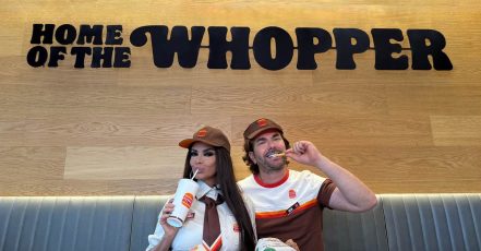 Kader Loth und Ismet Atli tauschen die TV-Bühne gegen das Burger King Restaurant (Bildrechte: Burger King)