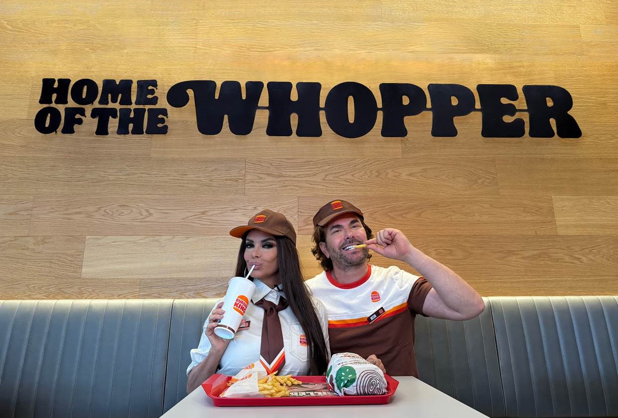 Kader Loth und Ismet Atli tauschen die TV-Bühne gegen das Burger King Restaurant  (Bildrechte: Burger King)