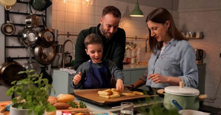 85 Prozent aller Familien in Deutschland wünschen sich mehr gemeinsame Mikroabenteuer in ihrem Alltag. Iglo hilft mit Ideen. Gemeinsames Kochen kann dabei auch eine spannende Familienaktivität sein. (Bildrechte: iglo Deutschland)