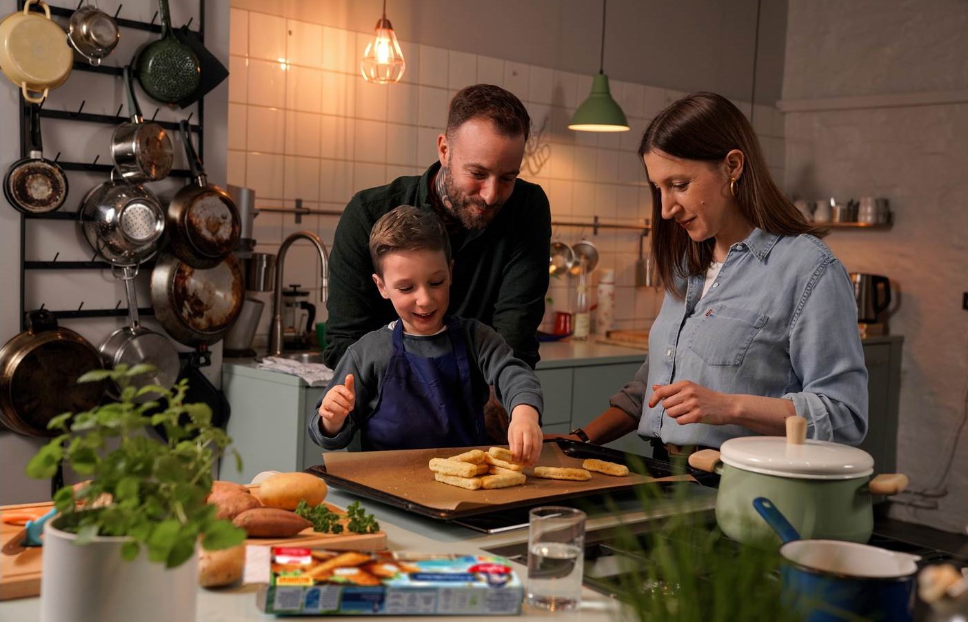 85 Prozent aller Familien in Deutschland wünschen sich mehr gemeinsame Mikroabenteuer in ihrem Alltag. Iglo hilft mit Ideen. Gemeinsames Kochen kann dabei auch eine spannende Familienaktivität sein. (Bildrechte: iglo Deutschland)