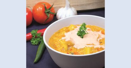 Kartoffel-Rote-Linsensuppe mit Chili, Knoblauch und Zitrone. KMG/die-kartoffel.de