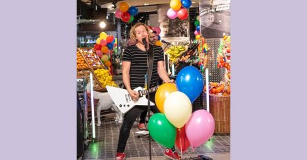 Bild: Kasalla Gitarrist "Flo" beim Konzert im REWE Markt