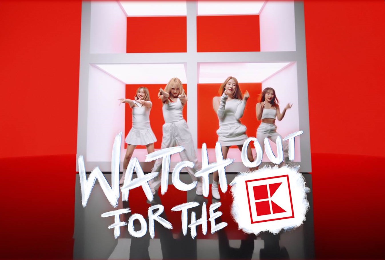 "Watch out for the K" fordern die Künstlerinnen des K-Pop-Acts JXENM. Kaufland gewinnt mit der integrierten Kampagne rund um das Musikvideo den Digital Media Award 2023 in der Kategorie "Digitale Media". (Bildrechte: Kaufland)