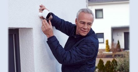 Schauspieler Klaus J. Behrendt ist neuer Markenbotschafter für den Smart-Home-Security-Anbieter Arlo