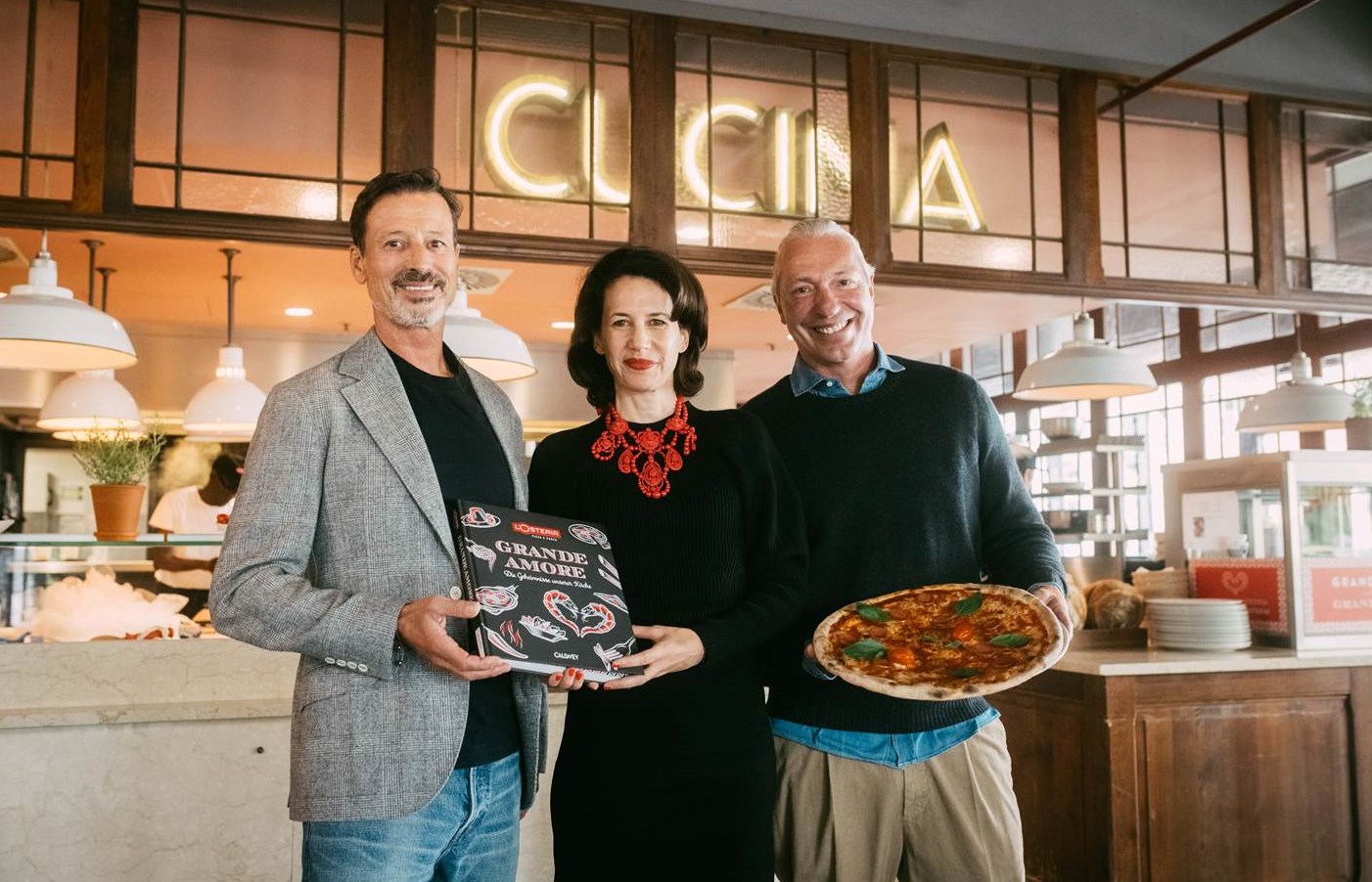 Vorstellung des neuen L'Osteria Grande Amore Kochbuch; im Bild (v.l.n.r.) Klaus Rader, Dr. Marcella Prior-Callwey, Friedemann Findeis (Copyright: L'Osteria, Atabak Etedali)