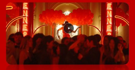 Screenshot (v. 07.09.2022) aus dem Kurzfilm "Enter the Show" für den Hennessy V.S.O.P Cognac (Quelle: hennessy.com)