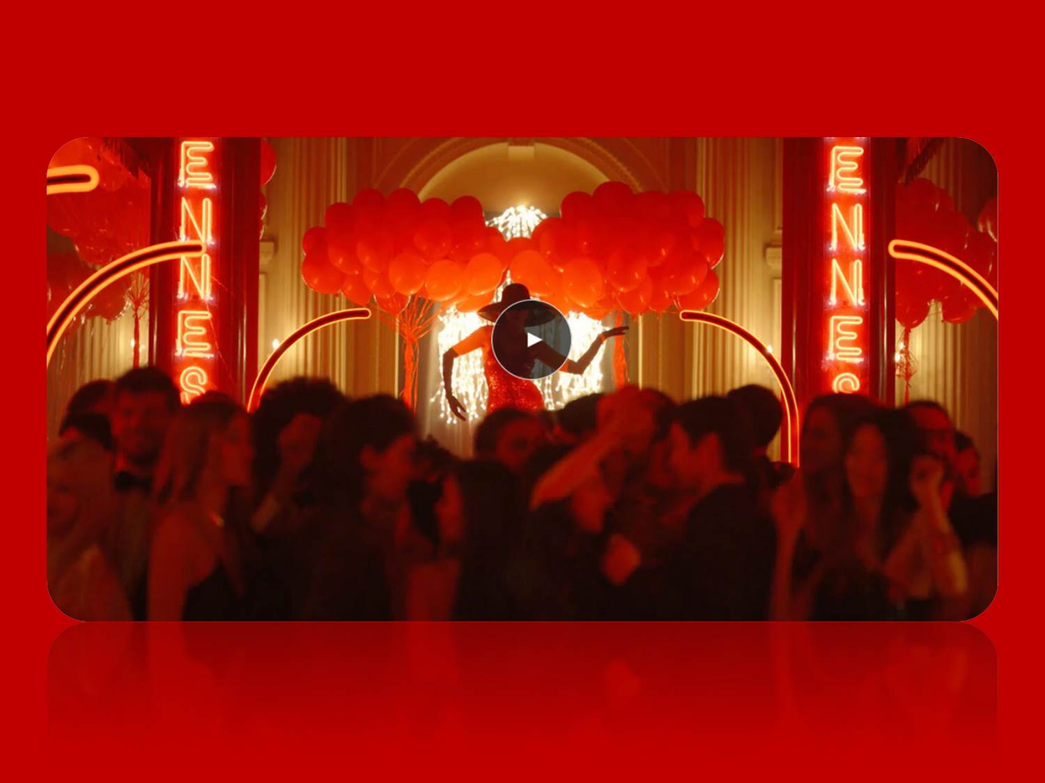 Screenshot (v. 07.09.2022) aus dem Kurzfilm "Enter the Show" für den Hennessy V.S.O.P Cognac (Quelle: hennessy.com)