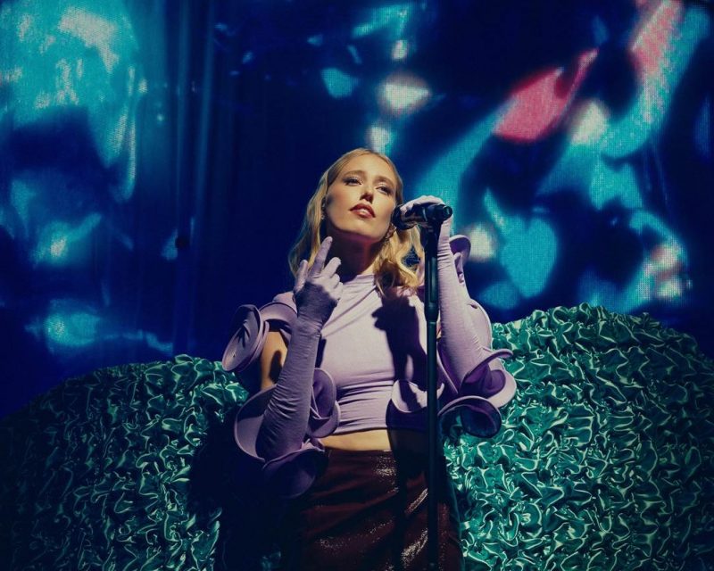 Singer-Songwriterin LEA engagiert sich beim OMR Festival 2026 für die neue Plant-Power der Bauer Gruppe (Bild-Credit / Foto: Calvin Müller)