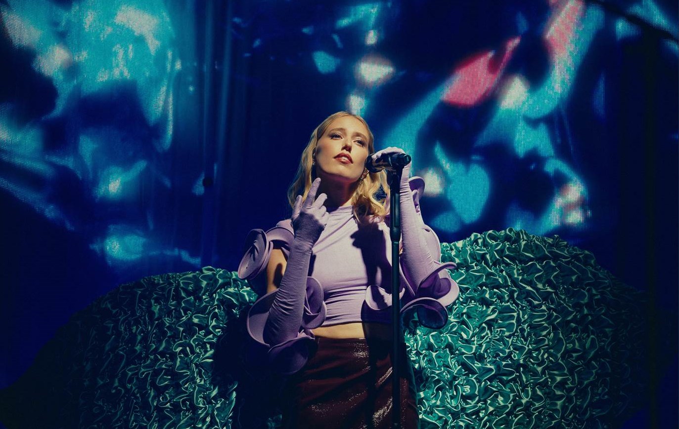 Singer-Songwriterin LEA engagiert sich beim OMR Festival 2026 für die neue Plant-Power der Bauer Gruppe (Bild-Credit / Foto: Calvin Müller)