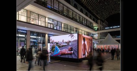 LED-Cube von Screen Visions in der Mall of Berlin (Foto: Ralf Rühmeier)
