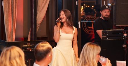 Sängerin Joelina Drews präsentiert den neuen L’Osteria Song bei der FIAT x L’Osteria Pre-Party zum BUNTE New Faces Award 2026 (Bildquelle: FR L'Osteria SE)